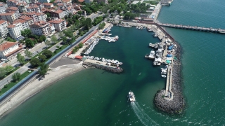 Tekirdağ’da balıkçı barınağındaki deniz salyası rüzgarın etkisiyle dağıldı