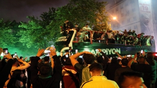 TFF 1. Lig’e yükselen Kocaelispor’u kentte taraftarlar karşıladı
