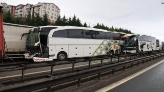 GÜNCELLEME Anadolu Otoyolu’nun Kocaeli kesiminde 21 aracın karıştığı zincirleme trafik kazası: 20 yaralı