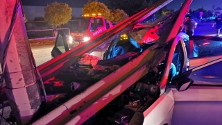 Kocaeli’de bariyerlere çarpan otomobildeki 3 kişi yaralandı