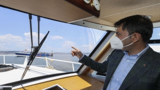 Bakan Kurum ODTÜ araştırma gemisi Bilim2’deki müsilajla mücadele çalışmalarını inceledi: (2)