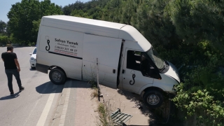 Kocaeli’de bariyerlere çarpan panelvan dere kanalının üzerinde asılı kaldı: 1 yaralı