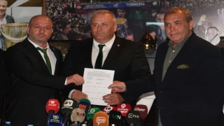 Bursaspor’un yeni başkanı Hayrettin Gülgüler mazbatasını aldı