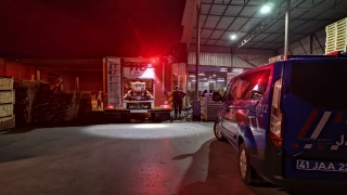 Kocaeli’de ahşap palet fabrikasında çıkan yangın söndürüldü