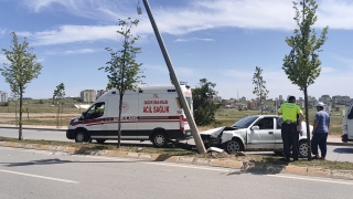 Kocaeli’de aydınlatma direğine çarpan otomobilin sürücüsü yaralandı