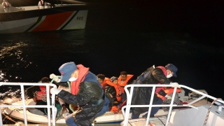 Balıkesir açıklarında Türk kara sularına itilen 8 sığınmacı kurtarıldı