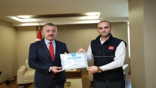 Kocaeli’de rayların kenarındaki kaplumbağanın yardımına koşan vatmana teşekkür belgesi