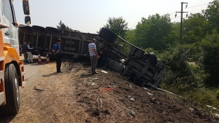 Anadolu Otoyolu’nda soya fasulyesi yüklü tır devrildi: 1 yaralı