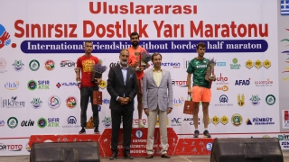 Edirne’deki 6. Sınırsız Dostluk Yarı Maratonu’nda dereceye girenlere ödülleri verildi