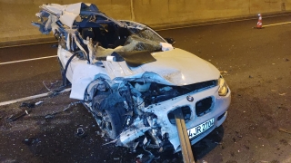 Otoyol tünelinde otomobilin hurdaya döndüğü kazada iki sürücü yara almadan kurtuldu