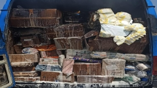Kocaeli’de kargo firmasına ait araç Anadolu Otoyolu’nda yandı