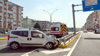 Kocaeli’de refüje çarpan hafif ticari aracın sürücüsü yaralandı 