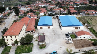Sırtlarında taşıdıkları dut yapraklarıyla ipek böceklerini besleyip koza üreticiliği yapıyorlar