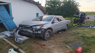 Tekirdağ’da elektrik direğine çarpan kamyonetteki 4 kişi yaralandı