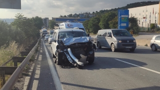 Kocaeli’de hafif ticari araç ile otomobil çarpıştı: 2 yaralı