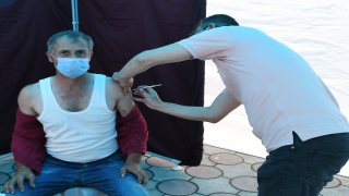 Lapseki’de eski belediye binası önünde Kovid19 aşı uygulanmasına başlandı
