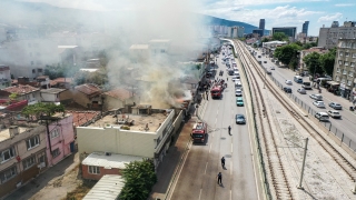 Bursa’da çıkan yangında 3 ev kullanılamaz hale geldi