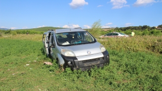 Çanakkale’de hafif ticari araç yol kenarına devrildi: 1 ölü, 2 yaralı