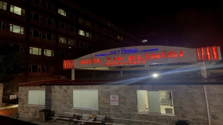 Fatih’te hastane önünde 3 kişi silahla yaralandı