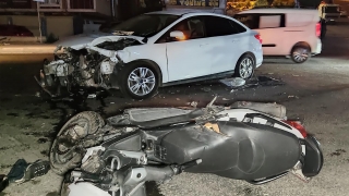 Gaziosmanpaşa’da otomobille çarpışan motosikletteki 2 kişi yaralandı