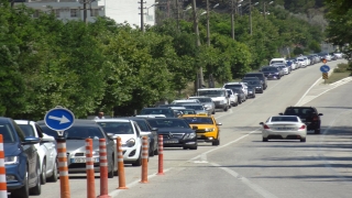 Çanakkale’nin Avrupa yakasındaki feribot iskelelerinde bayram tatili öncesi yoğunluk yaşanıyor