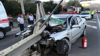 Sakarya’da bariyerlere saplanan otomobilin sürücüsü yaralandı