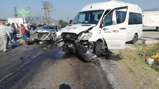 Bursa’da otomobille minibüs çarpıştı: 2 yaralı