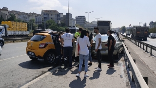 Kocaeli’de taksi emniyet şeridinde park halindeki otomobile çarptı: 4 yaralı