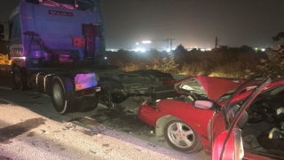 Yalova’da yol kenarındaki tıra çarpan otomobilin sürücüsü yaralandı