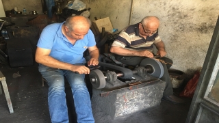 Osmaneli’nde Kurban Bayramı öncesi bıçakçılar yoğun mesai yapıyor