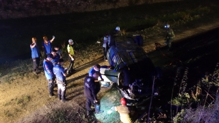 Bursa’da bir araçla çarpıştıktan sonra su kanalına düşen otomobildeki 5 kişi yaralandı