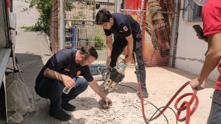 Kocaeli’de kafası demir boruya sıkışan kediyi itfaiye kurtardı