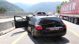 Geyve’de tıra çarpan otomobildeki 3 kişi yaralandı