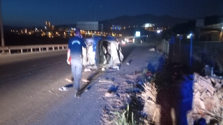 Bursa’da bariyere çarpan otomobil takla attı: 3 yaralı