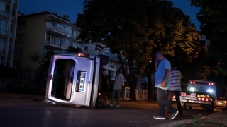 Bursa’da 2 hafif ticari aracın çarpıştığı kazada 3 kişi yaralandı
