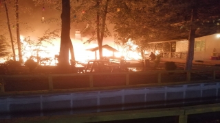 Sapanca’da çıkan yangında ahşap restoran kullanılamaz hale geldi