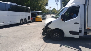 Kocaeli’de kamyonet ile taksi çarpıştı: 2 yaralı