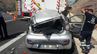 Balıkesir’de otomobil, sulama tankerine çarptı: 1 ölü, 1 yaralı