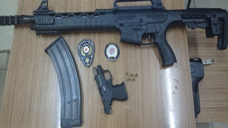 Edirne’de hafif ticari araçta uzun namlulu silah ve tabanca ele geçirildi, 2 şüpheli gözaltına alındı