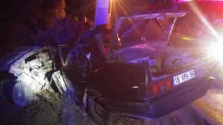 Bursa’da beton direğe çarpan otomobilin sürücüsü öldü
