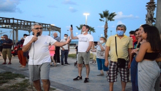 Karasu sahilinde vatandaşlar şarkılar eşliğinde kan bağışı yaptı