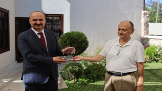 Edirne Gazeteciler Derneği, Kovid19 sürecindeki hizmetlerinden dolayı yöneticilere plaket verdi