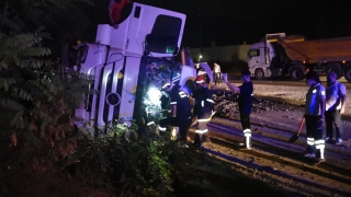 Kocaeli’de devrilen hafriyat yüklü kamyonun sürücüsü yaralandı