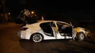 Küçükçekmece’de otomobil bariyere çarptı: 4 yaralı