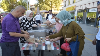 Sakarya Engelliler ve Yardımlaşma Derneği aşure dağıttı