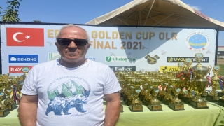 Türkiye’nin en hızlı güvercinine ”altın kemer” verildi