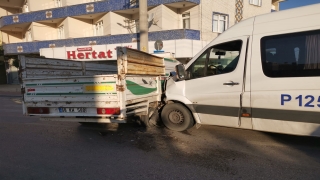 Kocaeli’de kamyonet ile çarpışan servis minibüsünün sürücüsü yaralandı