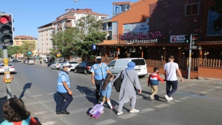Kartal’da öğrencilerin güvenliği için okul önlerinde trafik uygulaması yapılıyor