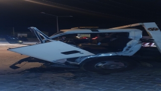 Susurluk’ta tırla çarpışan kamyonetin sürücüsü yaralamdı