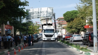 Çanakkale’de damperi açık kalan kamyon yol tabelasına çarptı